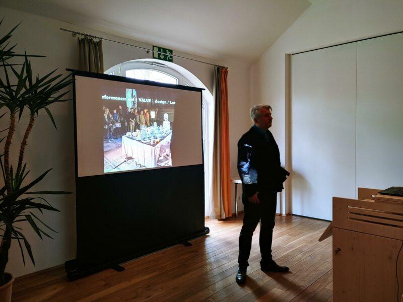 Martin Hablesreiter during his lecture in the seminar room, standing in front of a projection screen